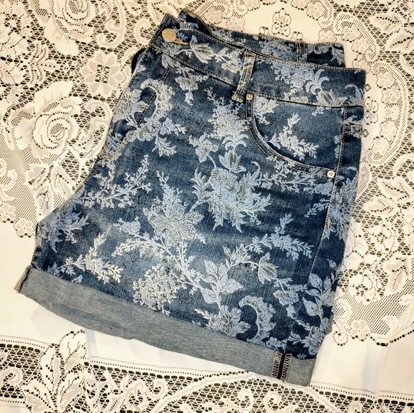 Floral Shorts - Picture 2 of 10